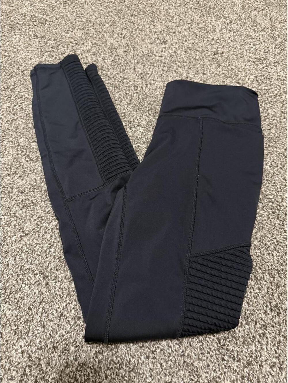 Fabletics Women's Black and Navy Legging